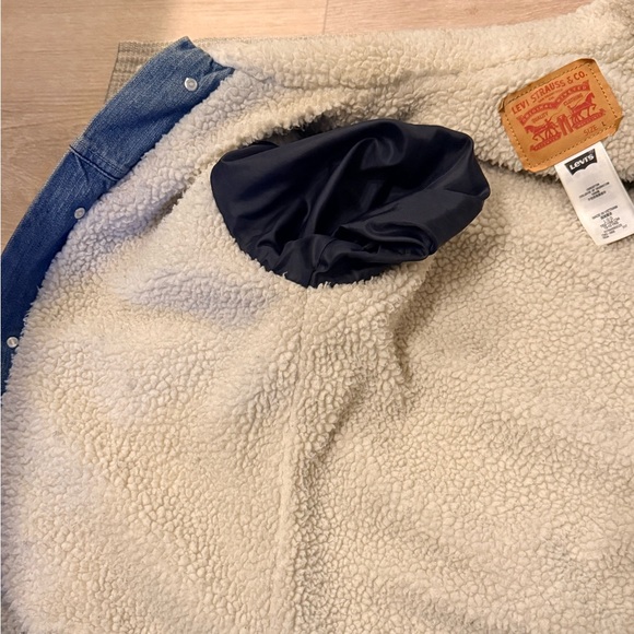 Levi’s Denim Jacket with Sherpa Lining - Picture 7 of 7